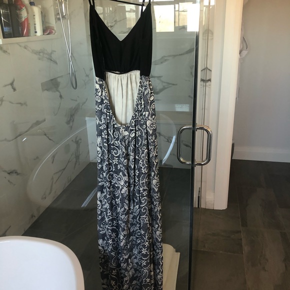 Maxi dress with open back - Picture 3 of 3